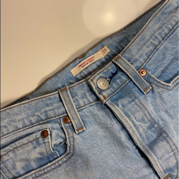 Brand new, barely worn. Light denim wedgie straight leg Levi’s. Size 27. - Picture 3 of 5